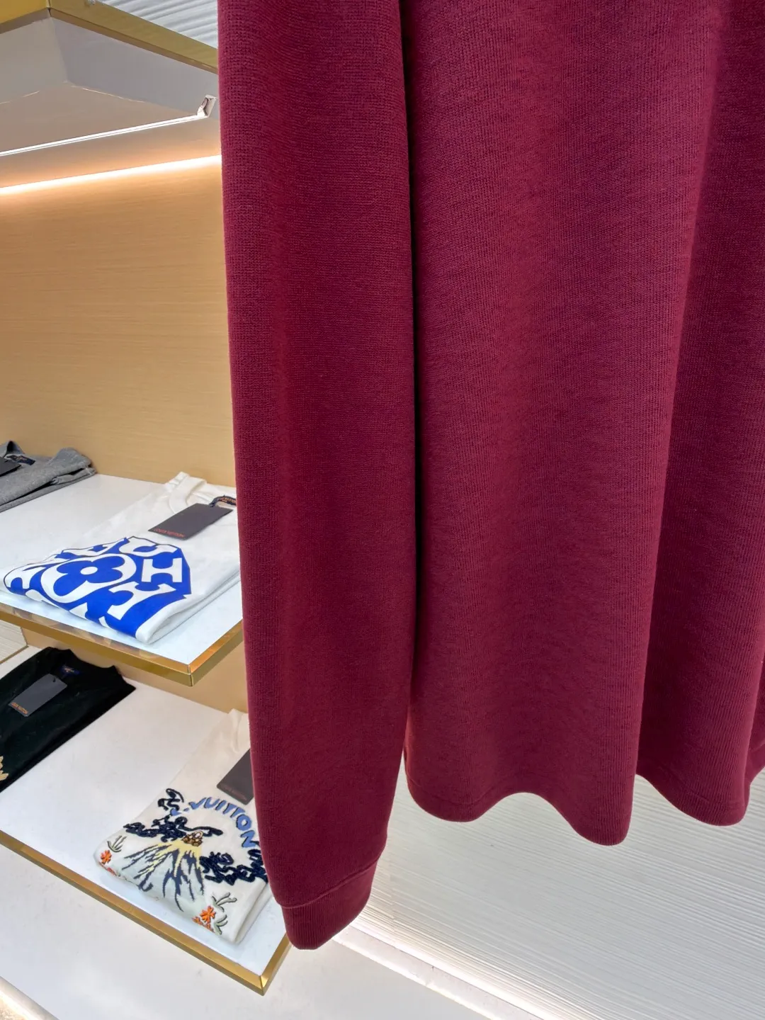 Ralph Lauren gold embroidered half turtleneck sweatshirt ●Original version: Purchased and developed at 1690 ●Item number: 1682169-A55 ●Fabric: Yayun essence cotton velvet fabric ●Technology: Embroidery production ●Color: Burgundy ●Version: Fitted version ●Weight: about 520 grams ●Size: S-M-L-XL ●Description: Customized Yayun essence cotton velvet fabric, soft and silky, comfortable and close to the skin With a pure black tone as the base color, the plaid twill trim is on the neckline, carrying the elegance and retro of British style. The exquisite golden pony logo is embellished with it. It has its own focus and is highly recognizable. The simple and smooth lines outline the overall outline. The half-zipper design is sublimated, casual yet stylish. In the name of design, it creates a new fashionable realm of sweatshirts. Adopt imported machine embroidery technology, use advanced computer control systems and precision mechanical components to achieve pony logo embroidery operations with high precision. The lines are smooth and delicate, and the fabrics have been washed. It has a better hand feel and texture, is not easy to deform, is not easy to shrink, is not easy to fade, and maintains long-term beauty. The overall wiring is straight and delicate, the fabric is comfortable and soft, and the color is consistent without color difference. It can be matched with the same style to create a fashionable look and control various occasions. Customized accessories, complete with three standards, same style for men and women!